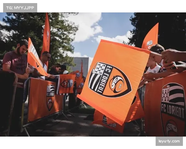 布雷斯特主场因突降大雨一度中断比赛，工作人员紧急处理积水